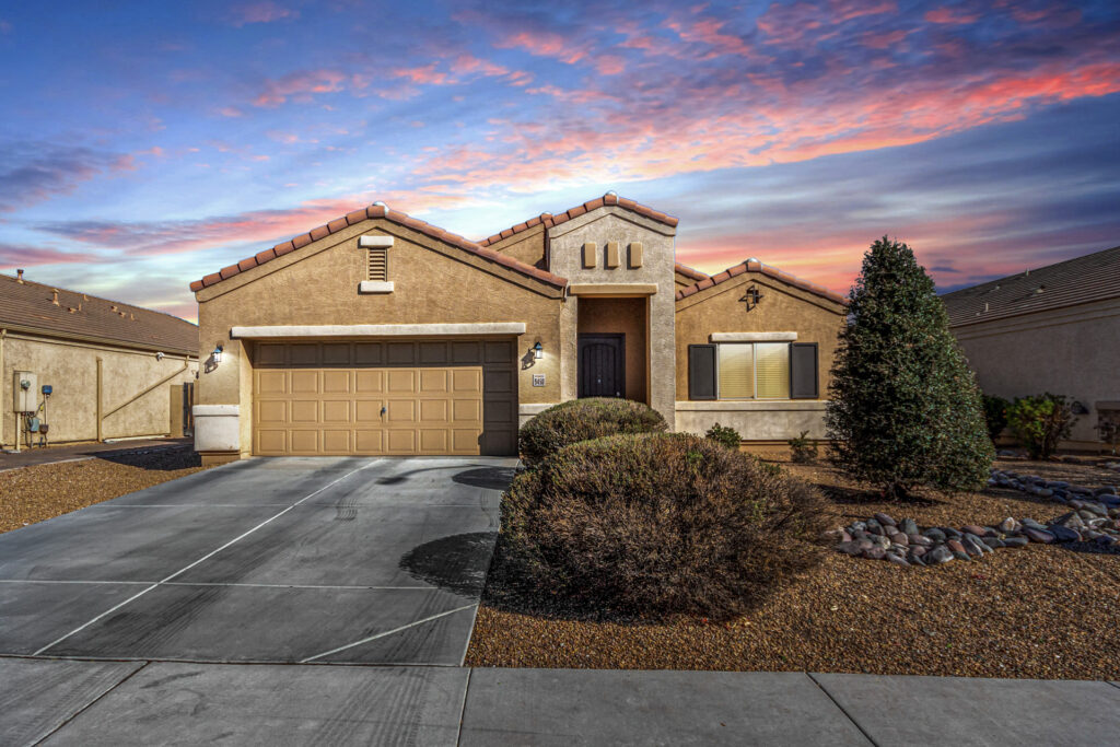 Glendale and Peoria commute options to Luke AFB via Loop 101 and Northern Ave. Home is just a few blocks from State Farm Stadium. 